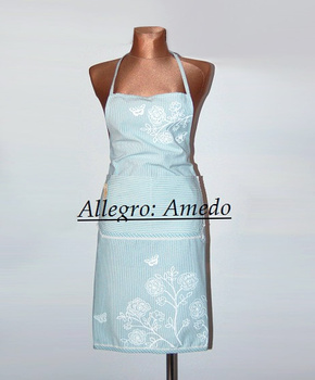 SAB41. Błękitny fartuszek z motylkiem.