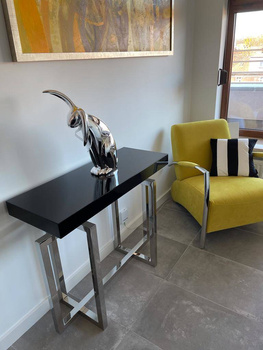 Konsola Mona ze stali szlachetnej polerowanej z czarnym blatem S-ka.