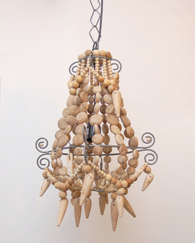 Romantyczny żyrandol z drewnianych koralików.