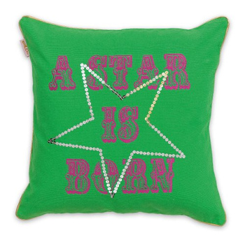 Zielona poduszka z różowym napisem A Star is Born