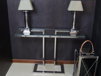 Srebrna ciekawa, nowoczesna konsola Victory Ska.