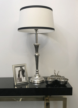 Elegancka lampa stołowa Paloma.