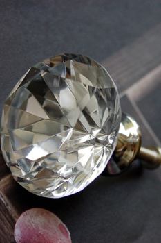 Elegancka gałka do mebli.