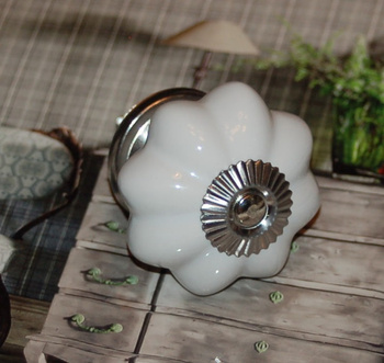 Biała porcelanowa gałka ze srebrnym środkiem. 61900