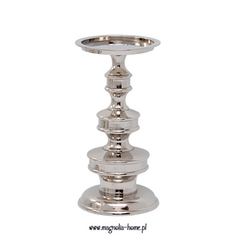 Elegancki srebrny świecznik - dekoracja stołu.