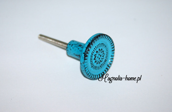 Metalowa, turkusowa gałka jak pieczątka.