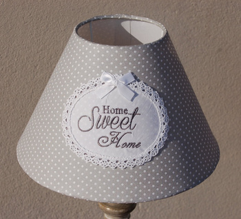 Klosz z haftowanym napisem HOME SWEET HOME. 6LAK0238