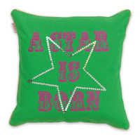 Zielona poduszka z różowym napisem A Star is Born