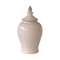 Ceramiczna, różowa, gładka amfora ze złotym wykończeniem.