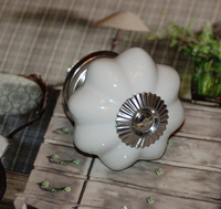 Biała porcelanowa gałka ze srebrnym środkiem. 61900