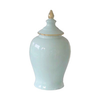 Ceramiczna, miętowa, gładka amfora ze złotym wykończeniem.