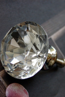 Elegancka gałka do mebli.