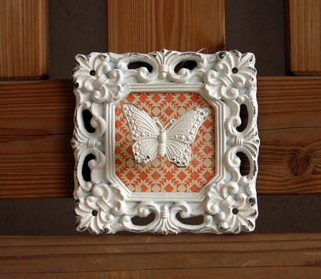 Ornamentowy wieszaczek. Wieszak z motylkiem 63300